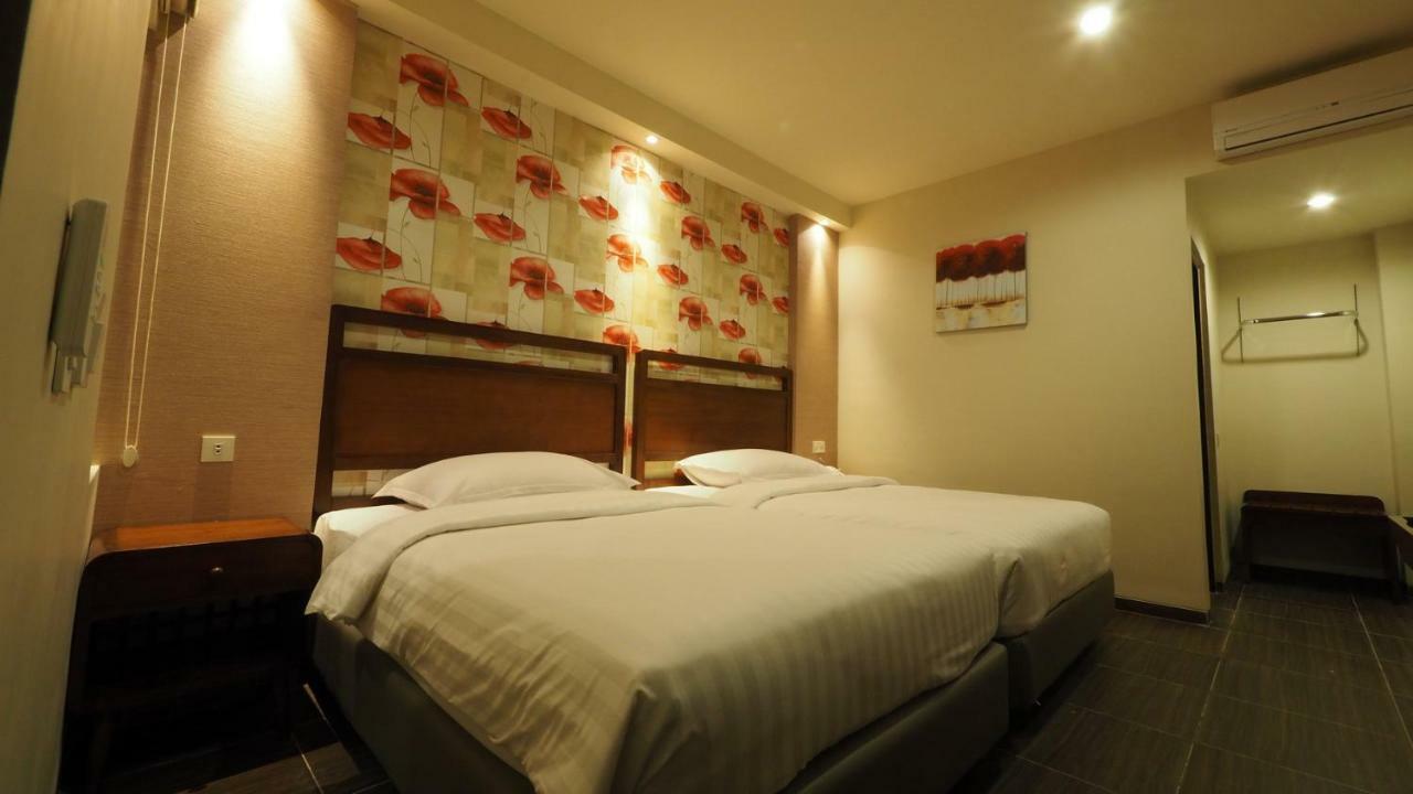 De Boutique Style Hotel Malang Exterior photo