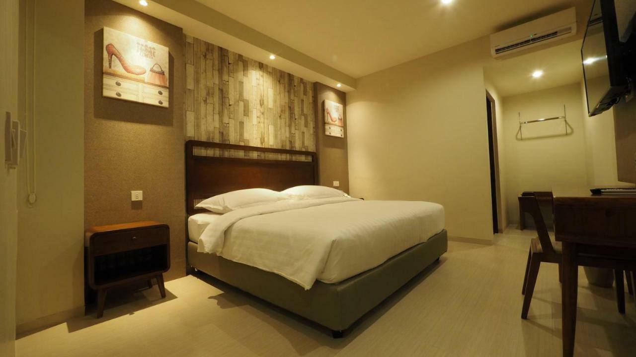 De Boutique Style Hotel Malang Exterior photo