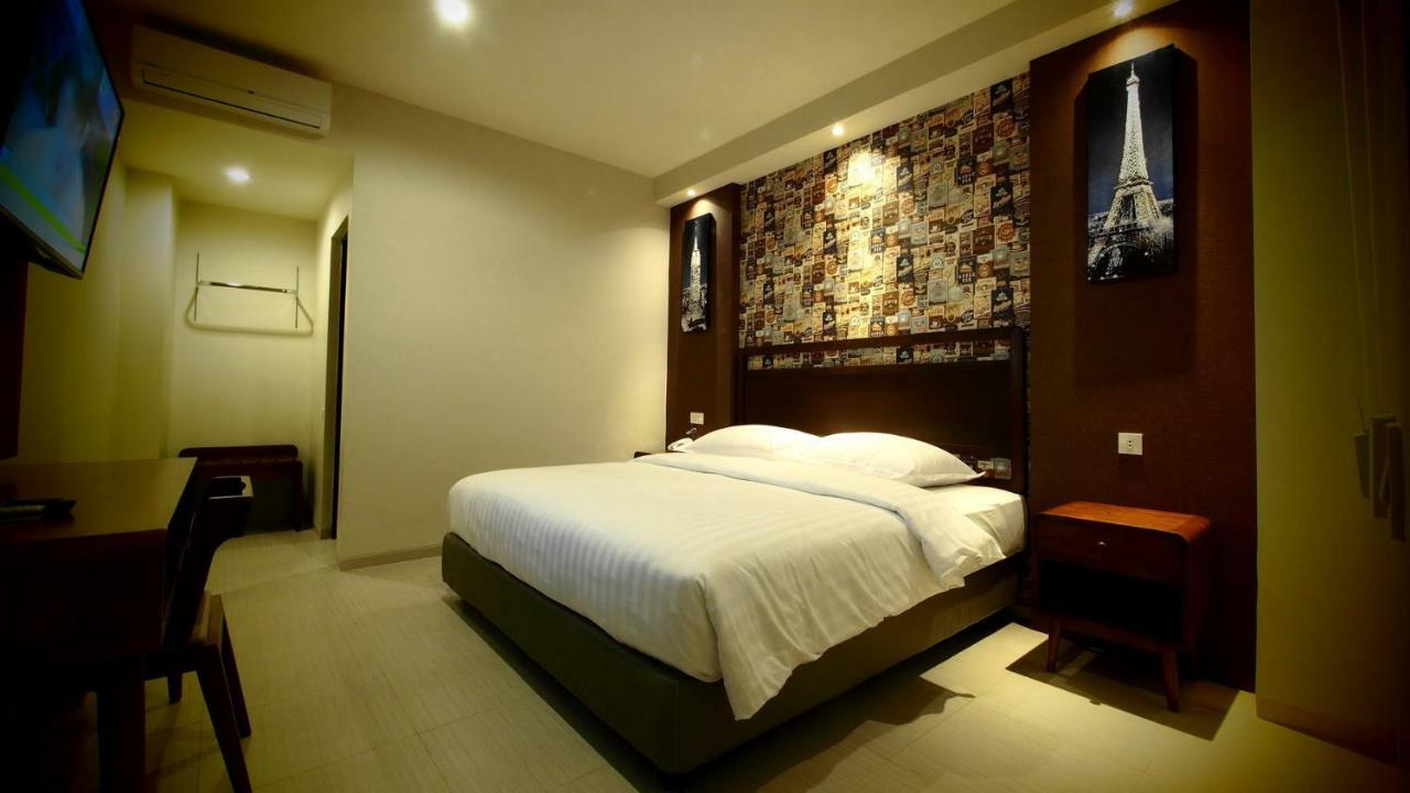 De Boutique Style Hotel Malang Exterior photo